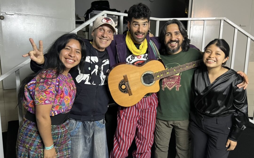 Manu Chao «Eres grande Sara Curruchich»